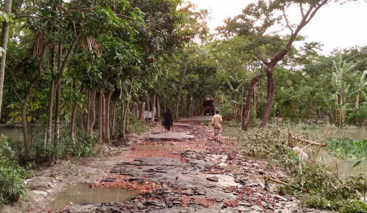 অতিরিক্ত জোয়ার: রামগতিতে সংষ্কারের এক সাপ্তাহেই ক্ষতিগ্রস্থ সড়ক