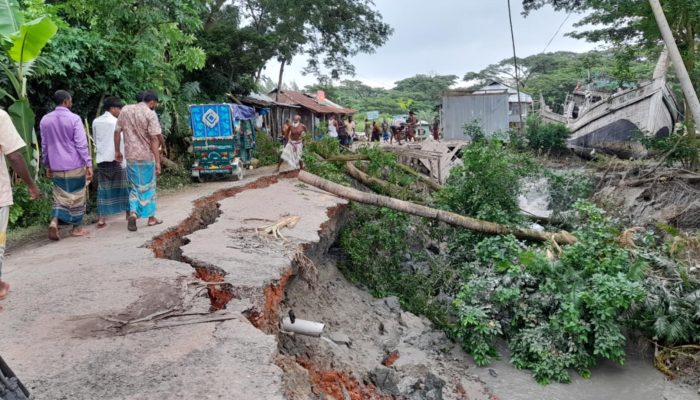 জোয়ারে সড়ক ভেঙ্গে বিবিরহাট-রামগতি বাজার যোগাযোগ বিচ্ছিন্ন
