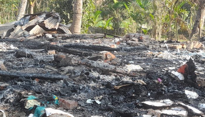 রামগতিতে পারিবারিক কলহের জেরে মায়ের ঘরে ছেলের আগুন