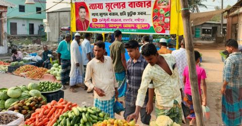 রামগতিতে স্বেচ্ছাসেবক দল নেতার ন্যায্যমূল্যের দোকান, ব্যাপক সাড়া