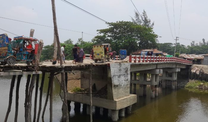 সংযোগ সড়ক ও সেতু সংষ্কার না হওয়ায় রামগতিতে দুর্ভোগে লাখো মানুষ
