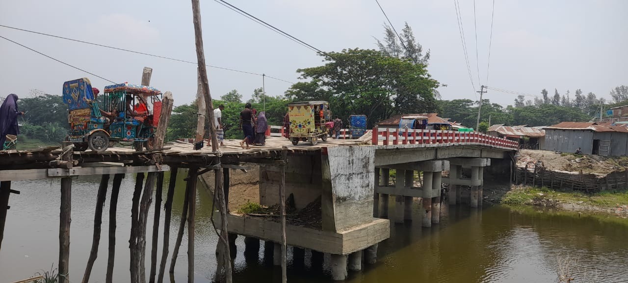 সংযোগ সড়ক ও সেতু সংষ্কার না হওয়ায় রামগতিতে দুর্ভোগে লাখো মানুষ