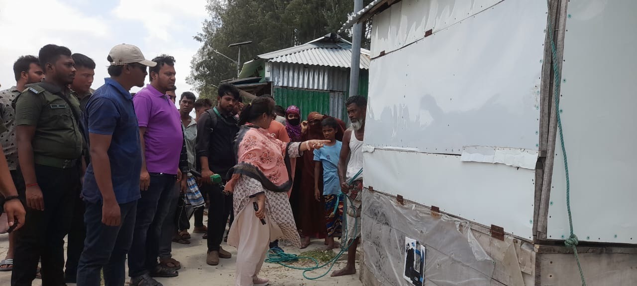 প্রশাসনের নোটিশেও সরেনি অবৈধ স্থাপনা, বেড়ীবাঁধে উচ্ছেদ অভিযান