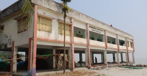 মেঘনার ভাঙ্গনে ঝুঁকিপূর্ণ ভবনে চলছে প্রাথমিকের পাঠদান