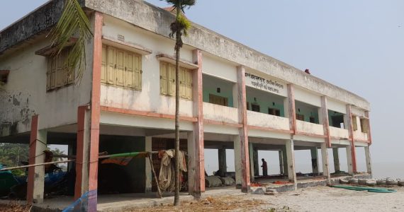 মেঘনার ভাঙ্গনে ঝুঁকিপূর্ণ ভবনে চলছে প্রাথমিকের পাঠদান