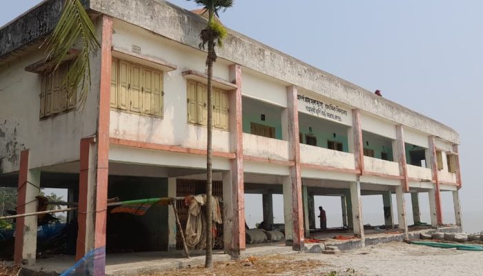 মেঘনার ভাঙ্গনে ঝুঁকিপূর্ণ ভবনে চলছে প্রাথমিকের পাঠদান