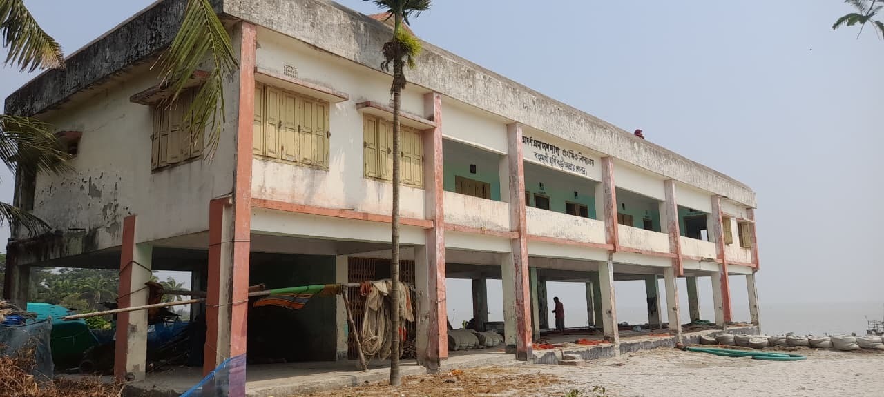 মেঘনার ভাঙ্গনে ঝুঁকিপূর্ণ ভবনে চলছে প্রাথমিকের পাঠদান