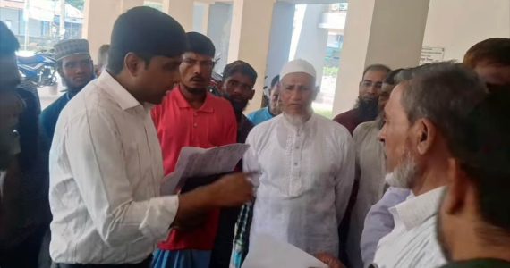 রামগতিতে ইটভাটার অবৈধ গাড়ি চলাচল বন্ধের দাবিতে স্মারকলিপি