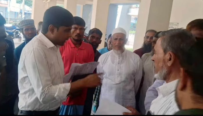 রামগতিতে ইটভাটার অবৈধ গাড়ি চলাচল বন্ধের দাবিতে স্মারকলিপি