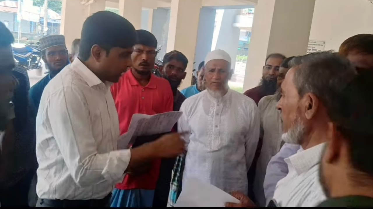 রামগতিতে ইটভাটার অবৈধ গাড়ি চলাচল বন্ধের দাবিতে স্মারকলিপি